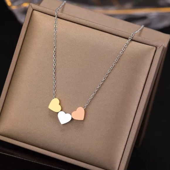 ⚜️𝟯𝟬%𝗢𝗙𝗙 𝗯𝘂𝗻𝗱𝗹𝗲𝘀 𝟯+⚜️ NEW 3 Hearts Stainless Steel Necklace - Picture 5 of 14